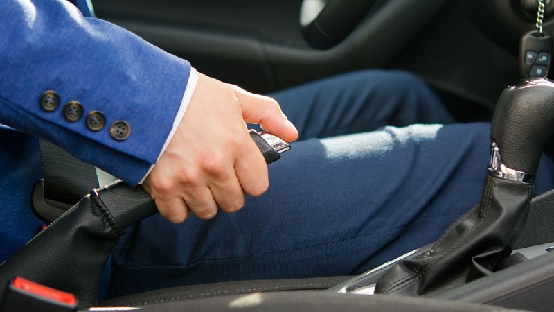 Phanh tay ô tô có tác dụng đều có tác dụng giúp giữ cho xe đứng yên trong một số trường hợp cụ thể
