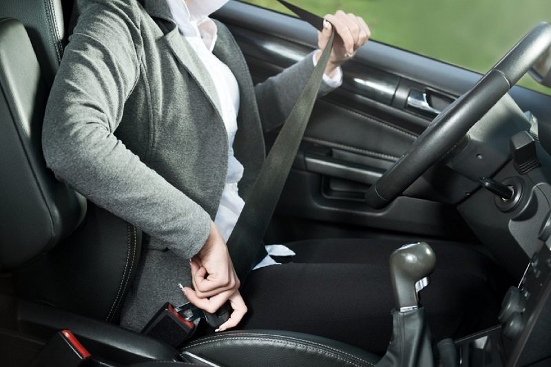 Thắt dây an toàn là thao tác bắt buộc mỗi khi chúng ta ngồi vào ghế lái hoặc phụ lái