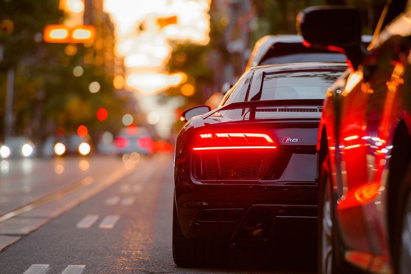 Khi gặp đèn đỏ, tài xế cần sử dụng chân phanh để giúp xe di chuyển chậm và dừng lại