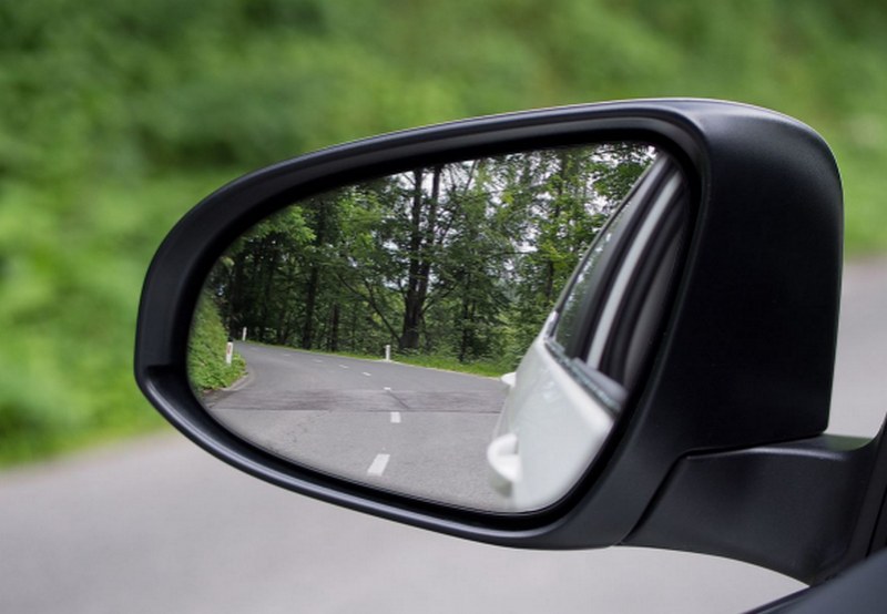 Biết cách điều chỉnh gương trái sẽ giúp bạn căn góc và khoảng cách đánh lái chính xác hơn