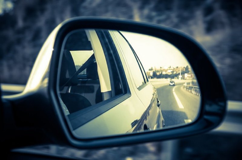 Điều chỉnh gương chiếu hậu để tránh được điểm mù khi lùi xe