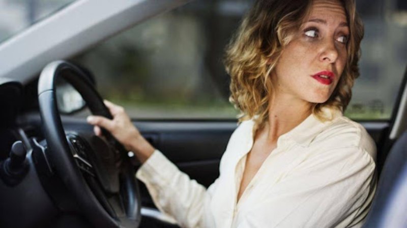 Khi lùi xe tài xế có thể quan sát gương chiếu hậu hoặc ngoái đầu về phía sau