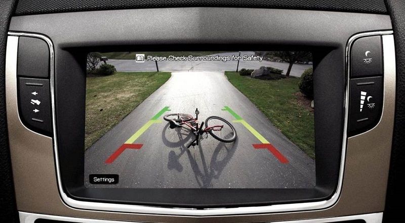 Camera lùi có tác dụng phát hiện điểm mù, giúp tài xế tránh va vào vật cản và giảm thiểu các tai nạn giao thông không đáng có