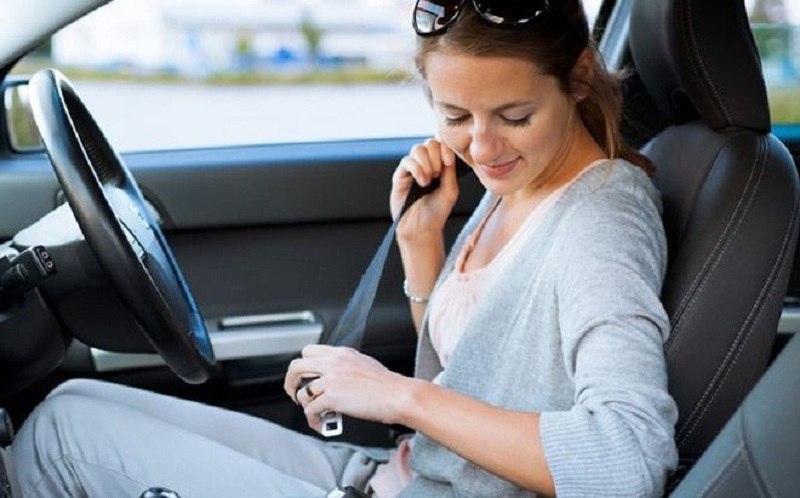 Để đảm bảo an toàn, tài xế cần kiểm tra chỗ ngồi và thắt dây an toàn trước khi di chuyển