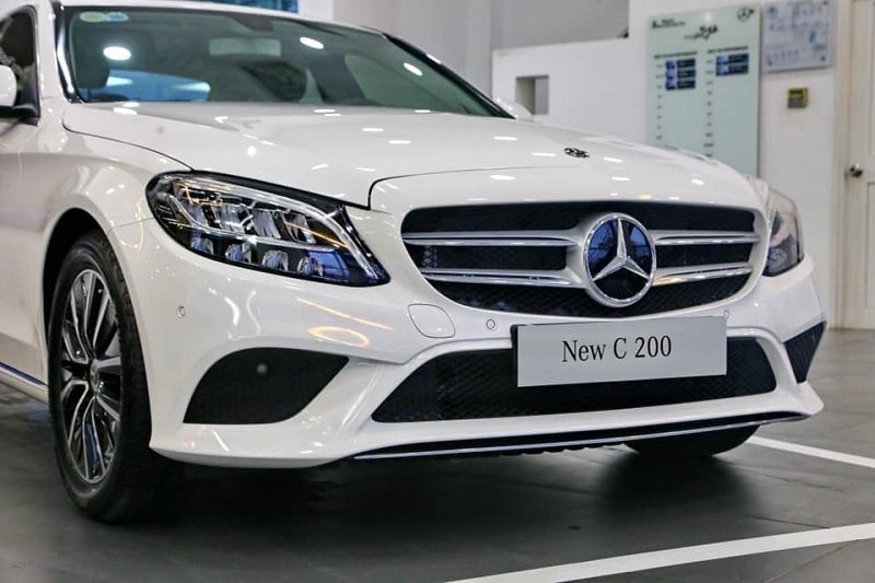 Mercedes-Benz C200 Exclusive màu trắng lịch thiệp, trang nhã