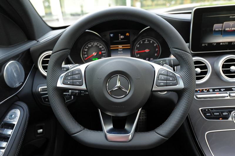 Vô lăng xe Mercedes C250 mang lại cảm giác lái cực kỳ tốt