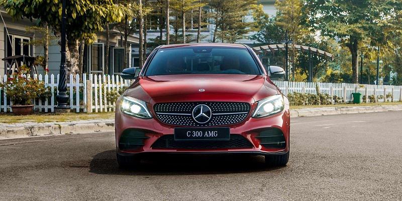 Chiếc Mercedes C300 màu Đỏ này nhận được rất nhiều sự quan tâm của người mua