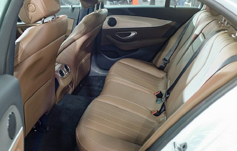 Ghế ngồi xe Mercedes E180 khá rộng rãi và thoải mái