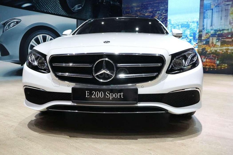 Phần đầu xe Mercedes E200 được thiết kế với phong cách thể thao khỏe khoắn, mạnh mẽ