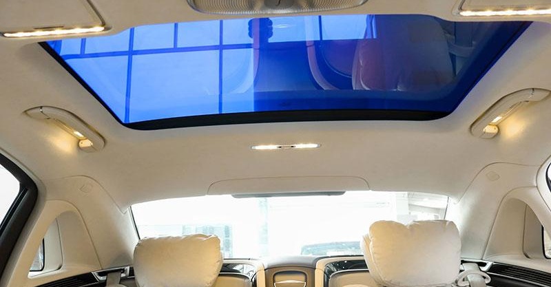 Cửa sổ trời siêu rộng Panoramic trên xe Mercedes S650