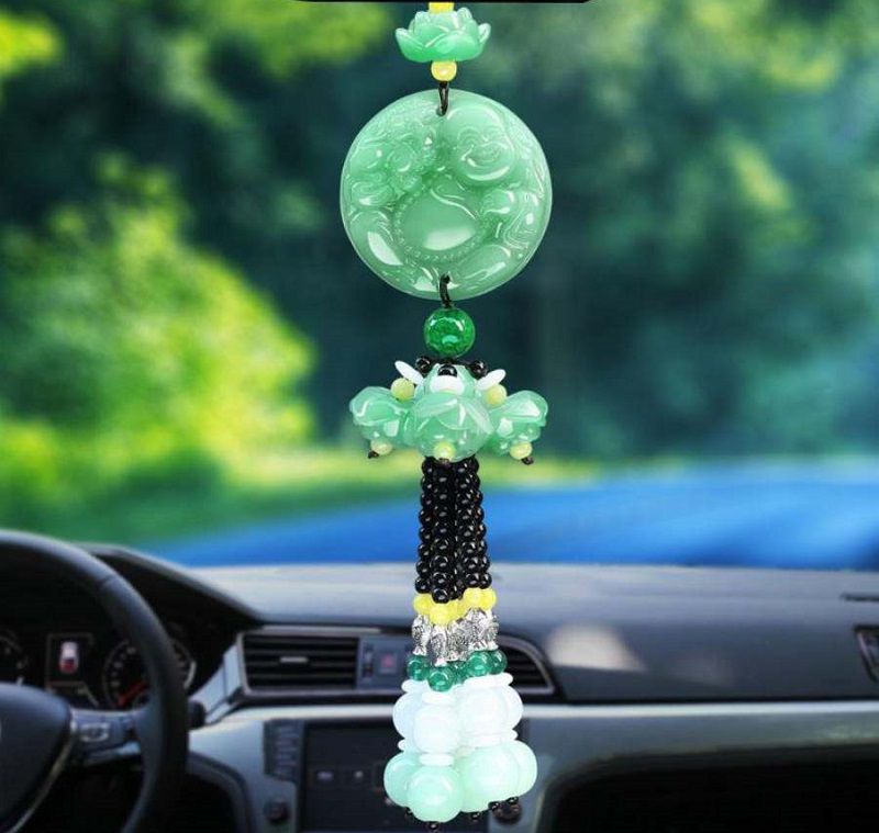 Đặt cây xanh nhỏ hoặc đồ trang trí có màu tương sinh trong xe giúp tăng thêm sự may mắn và tài lộc