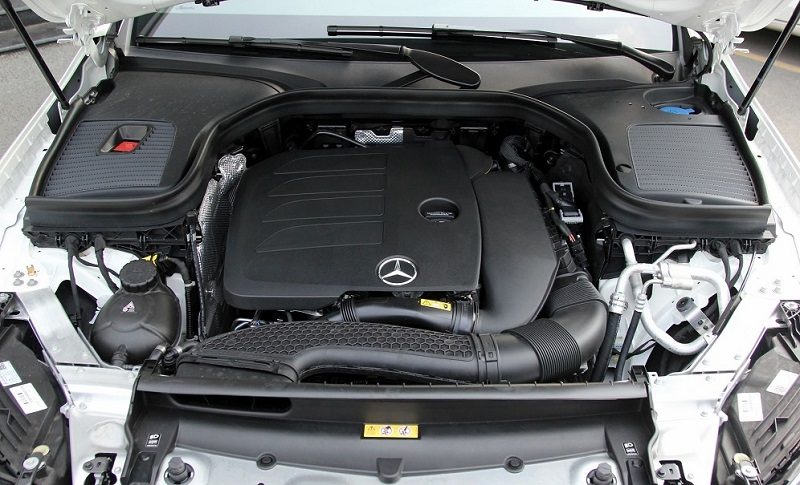 Mercedes GLC 300 sở hữu khối động cơ mạnh mẽ, khả năng bứt tốc đầy ấn tượng