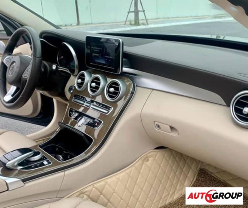 Nội thất Mercedes C250 Exclusive 2016 sử dụng chất liệu sang trọng và bắt mắt