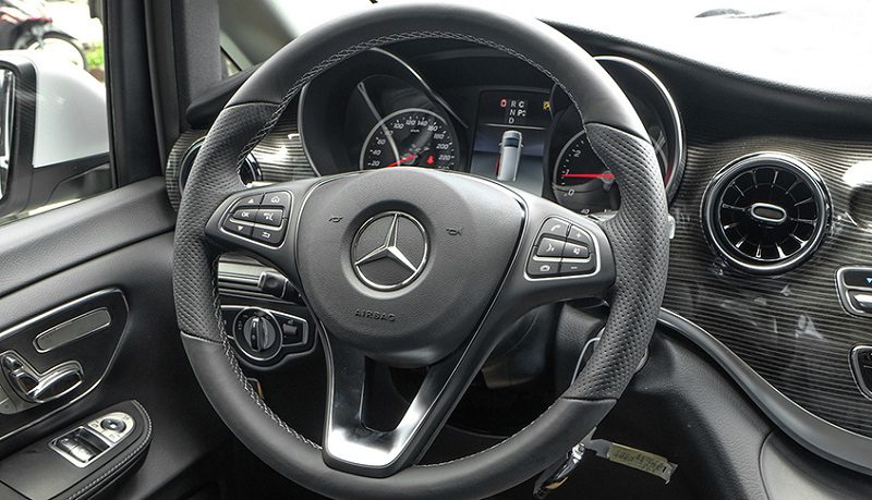 Vô lăng của chiếc Mercedes-Benz V 250 Luxury