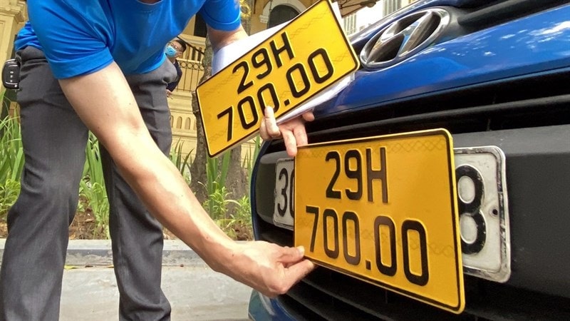 Biển số xe màu vàng chữ đen chuyên dụng cho xe hoạt động trong lĩnh vực vận tải hành khách