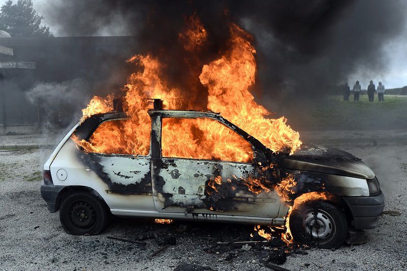 Có rất nhiều nguyên nhân khiến chiếc xe ô tô bị cháy nổ