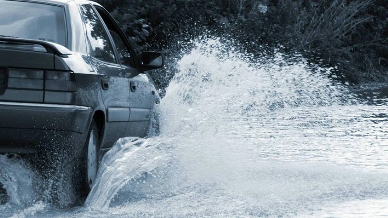 Lái xe cần nắm rõ kỹ năng khi đưa xe đi qua vùng ngập nước