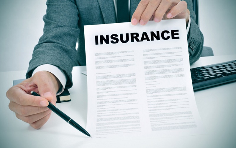 Bạn cần đọc kỹ hợp đồng bảo hiểm trước khi ký kết