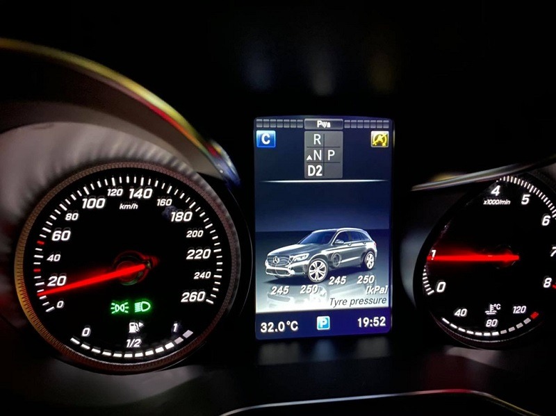 Quan sát số km đã di chuyển để tính định mức tiêu hao nhiên liệu xe ô tô Mercedes 