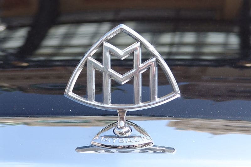 Nắp ca pô được gắn logo Maybach