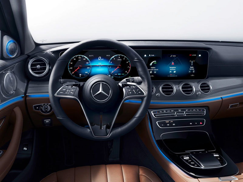 Bọc vô lăng là một option không thể thiếu trong gói độ nội thất xe Mercedes E200
