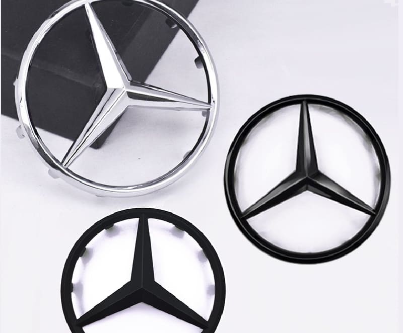 Logo Mercedes C300 được độ mặt kính, nổi bật với sắc đen quyền lực