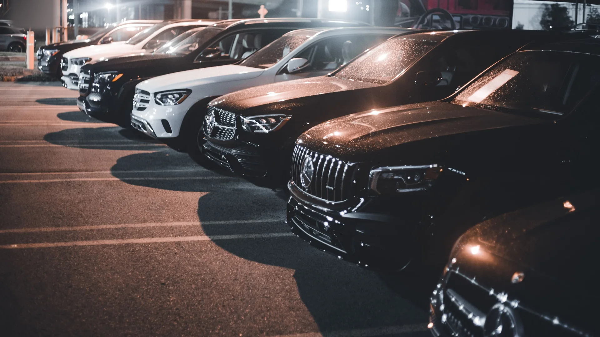 Hàng xe Mercedes SUV đỗ ở bãi xe ban đêm