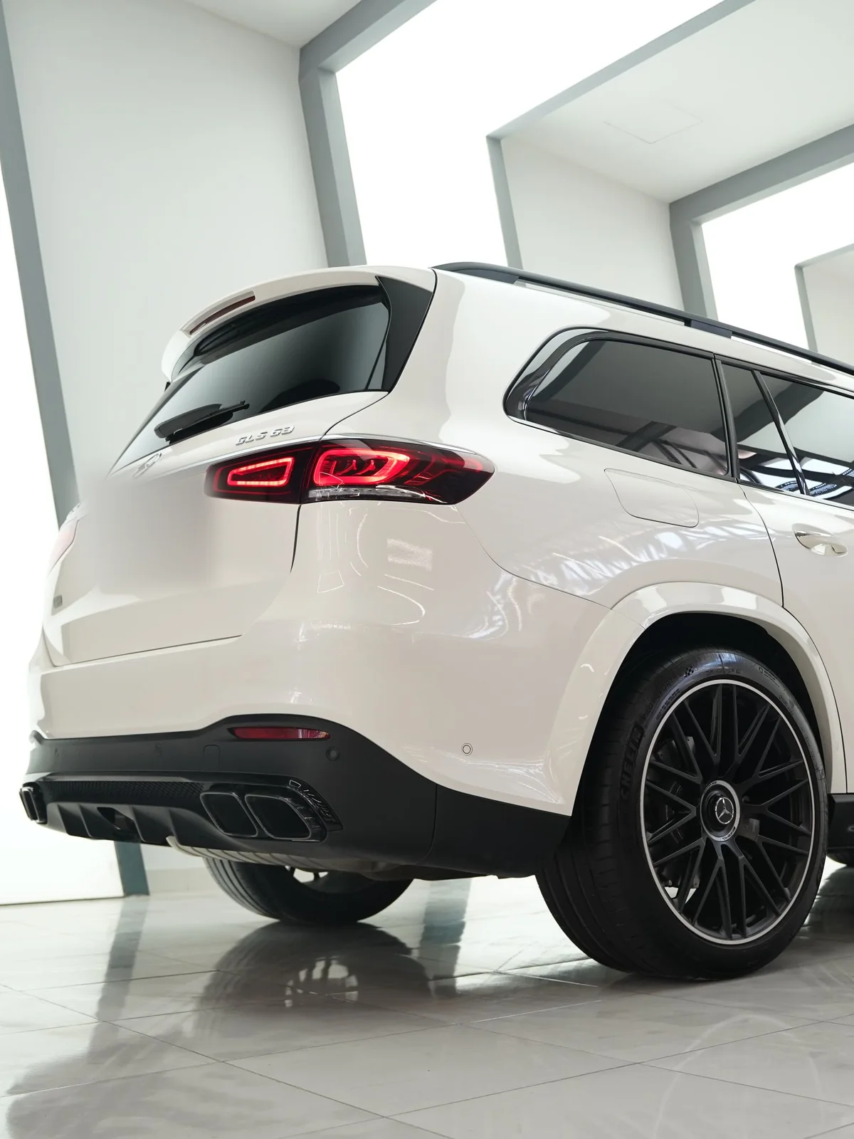 Đuôi xe Mercedes-AMG GLS 63 màu trắng trong showroom