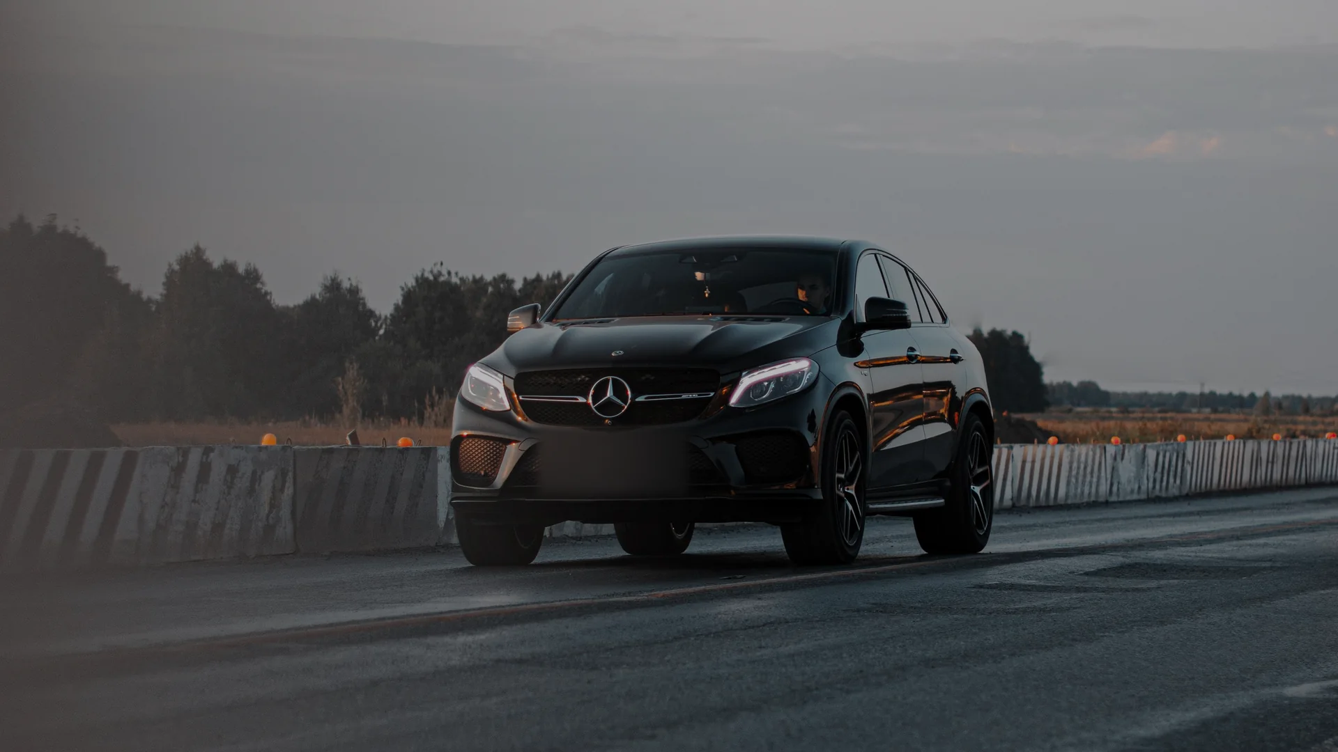 Mercedes GLE Coupe màu đen trên đường lúc chạng vạng