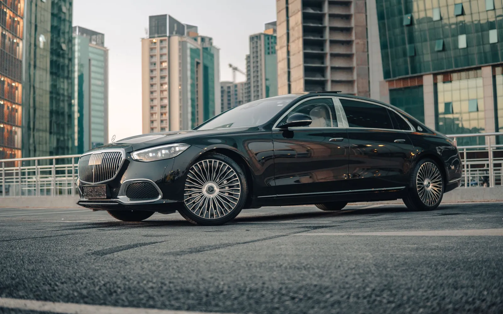 Mercedes-Maybach S-Class màu đen đỗ giữa phố cao tầng