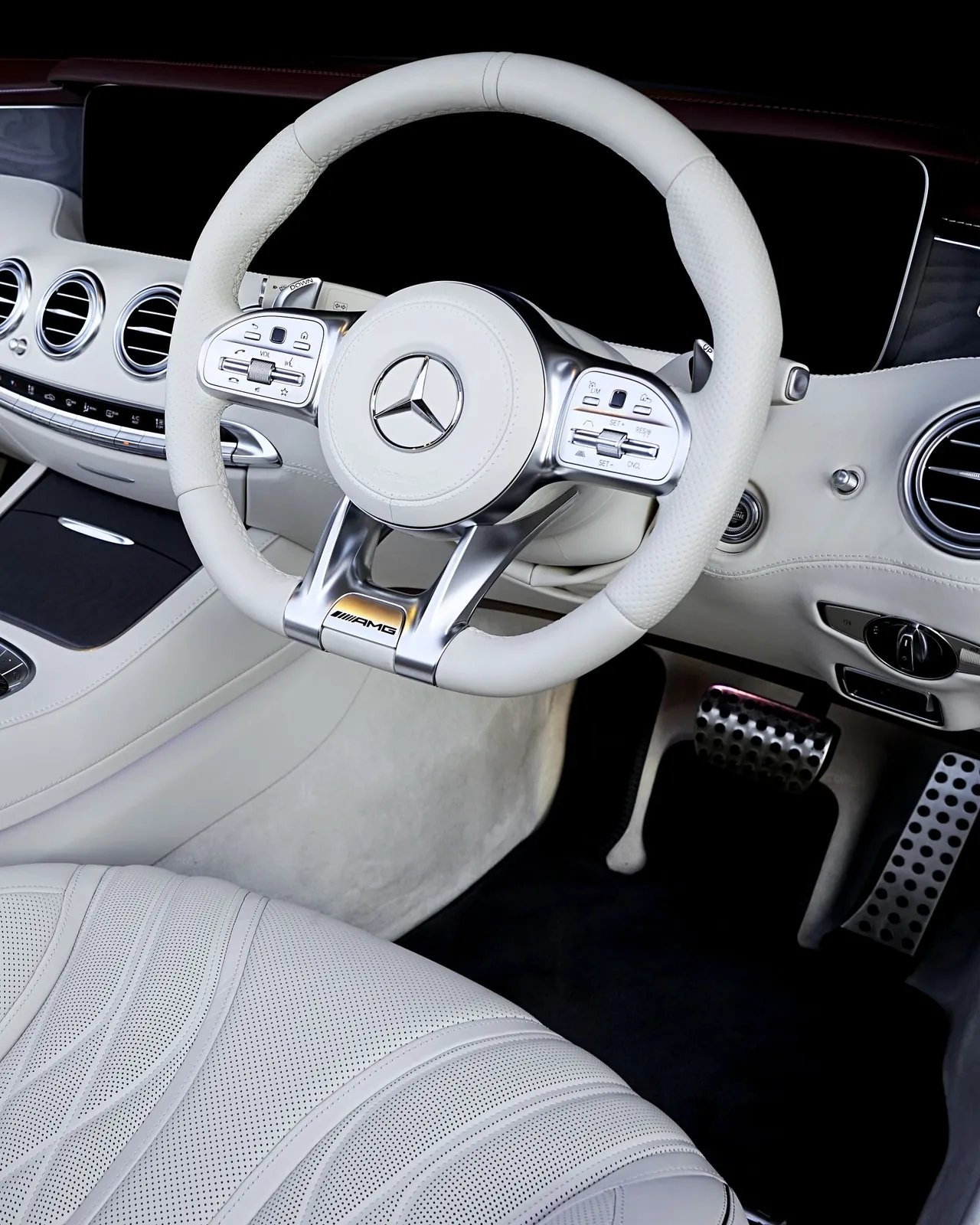 Nội thất Mercedes-AMG với ghế da trắng và vô-lăng AMG